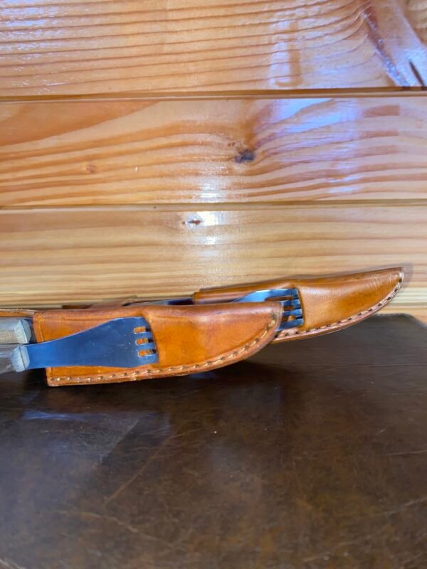 IMG_4622 Set de Cuchillo y Tenedor Asador – Funda de Cuero