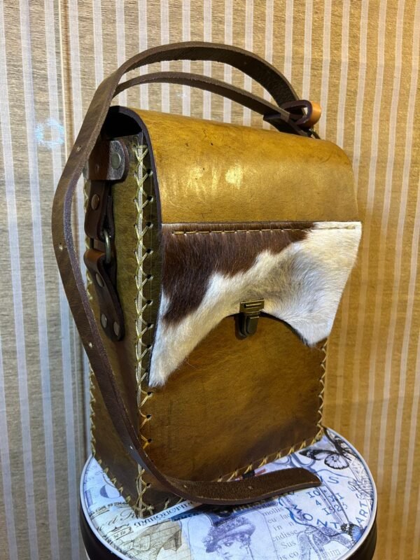 WhatsApp Image 2025-11-01 at 9.36.56 PM (1) Bolso Matero 100% Cuero Suela