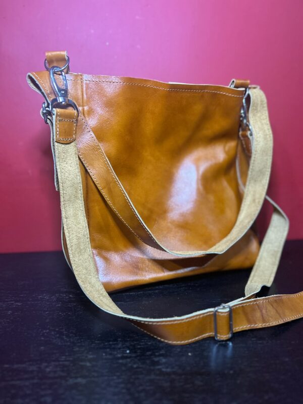 WhatsApp Image 2026-08-19 at 4.28.29 PM Cartera Matera Premium de Cuero